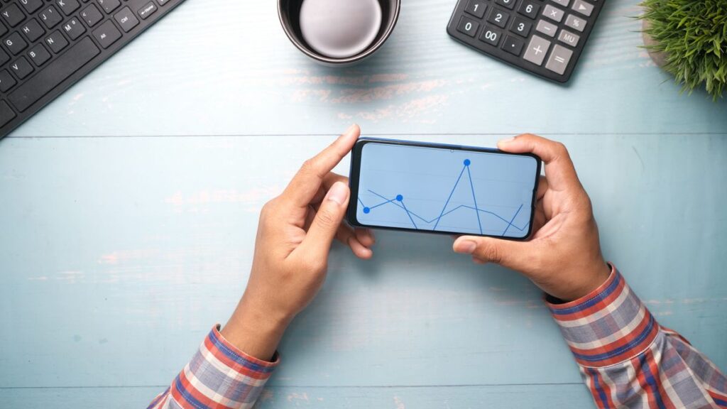 スマートフォンでグラフを表示している手元のイメージ