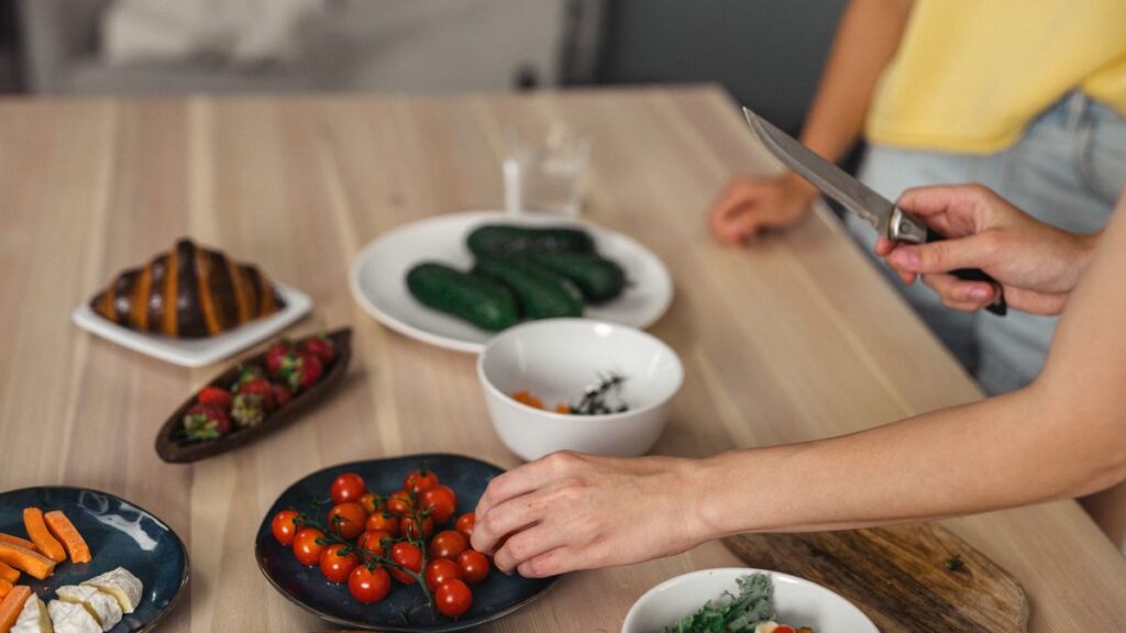 キッチンで食材を手に取っているイメージ