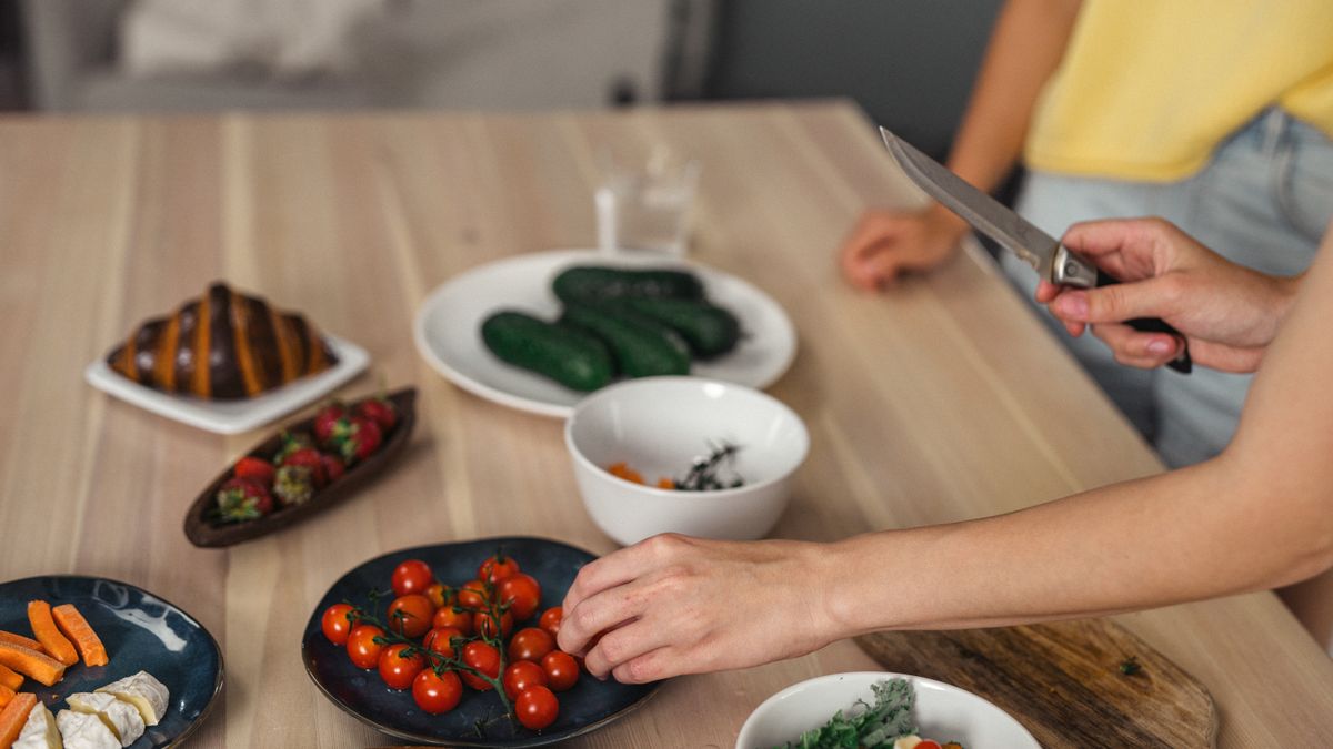 キッチンで食材を手に取っているイメージ