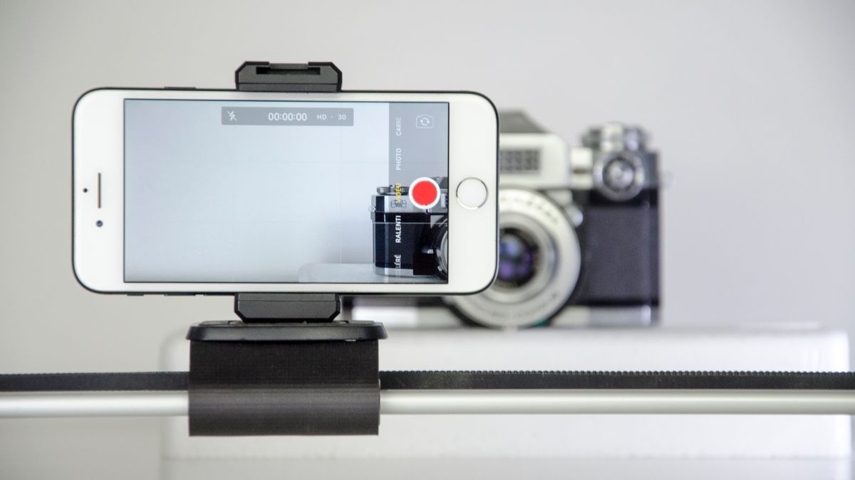 スマートフォンを縦に構えて短い動画を確認している手元