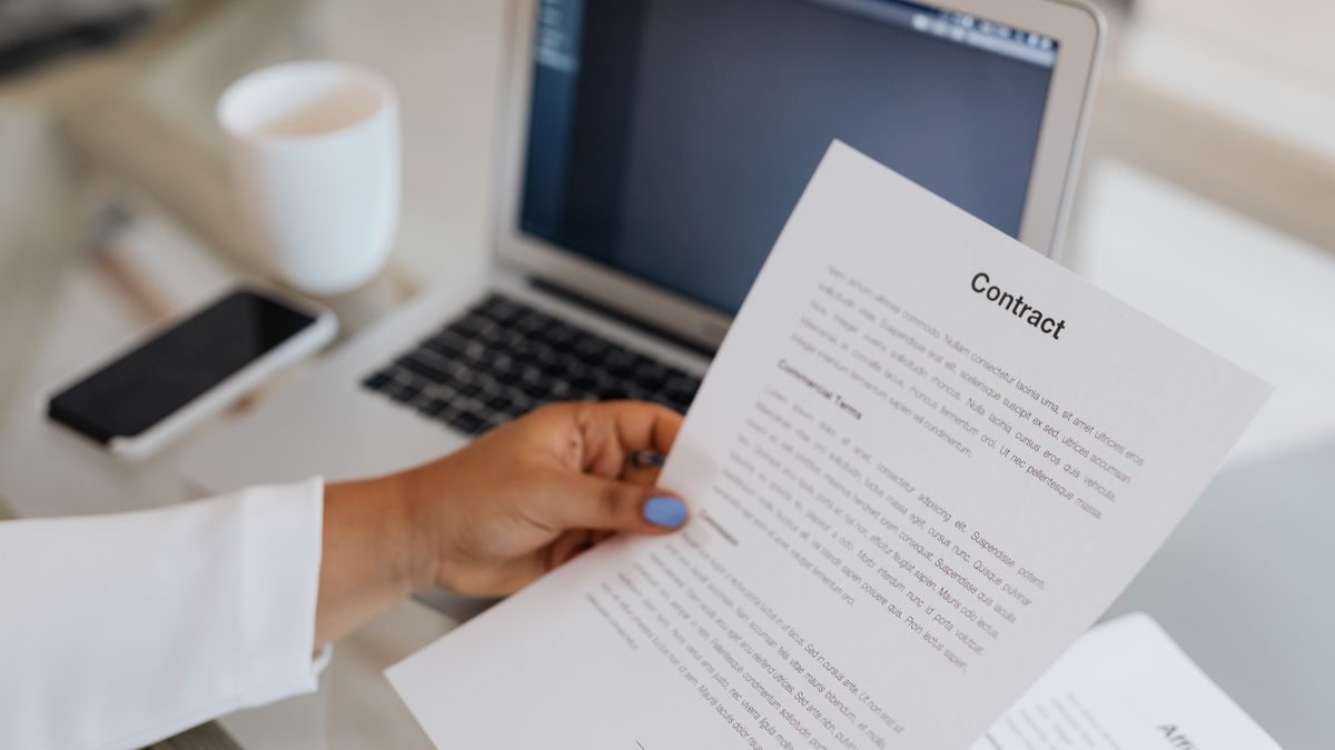 ノートパソコンの画面に利用規約のページを開いている机の上