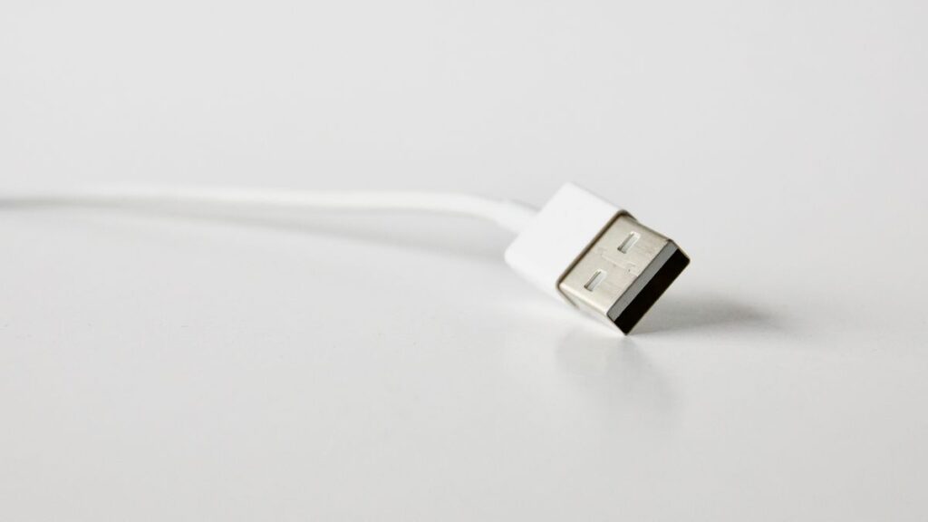 どこにも挿さっていない白いUSBケーブル。Bufferのチャンネルを連携解除する方法のイメージ