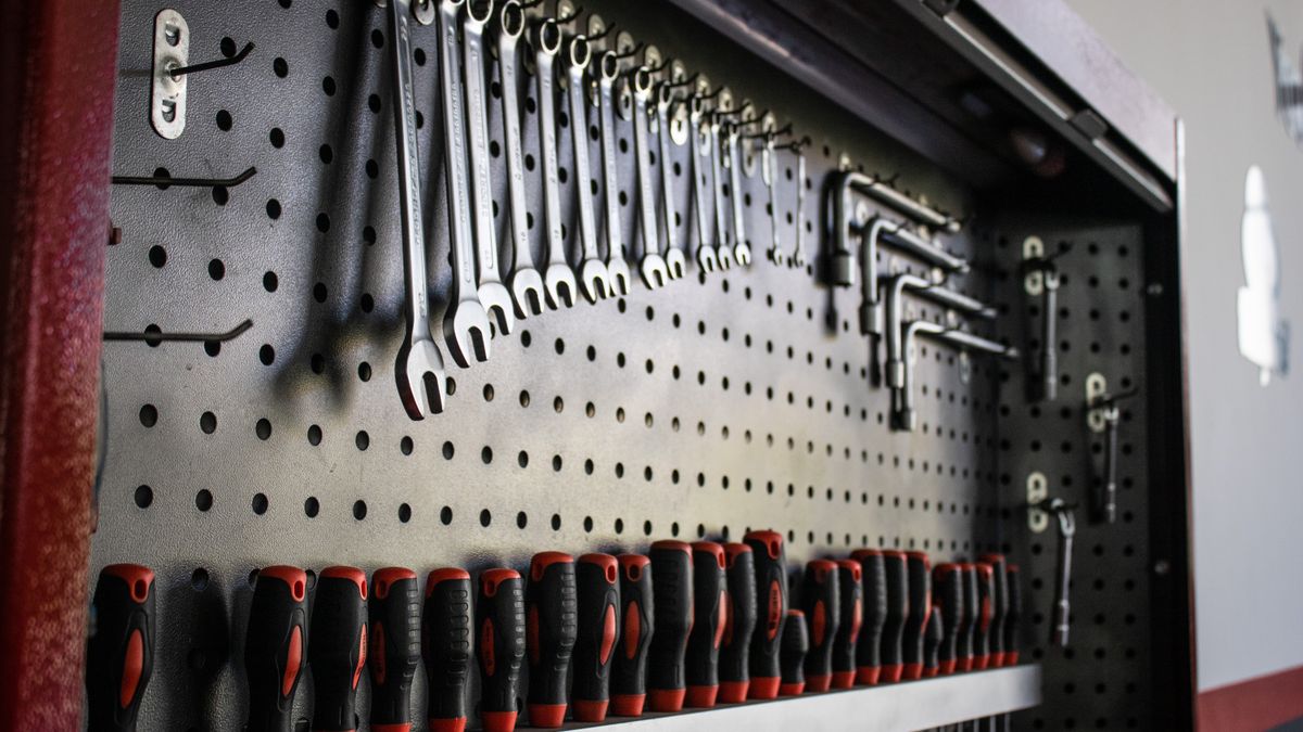 ペグボードに種類ごとに整列した工具。Bufferが対応する16チャンネルを一覧で把握することのイメージ