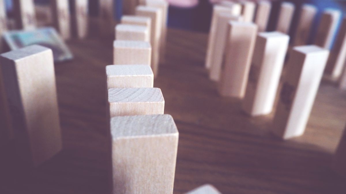 一列に並んだ木製ブロック。Bufferの予約投稿を削除・並べ替え・一時停止する方法のイメージ