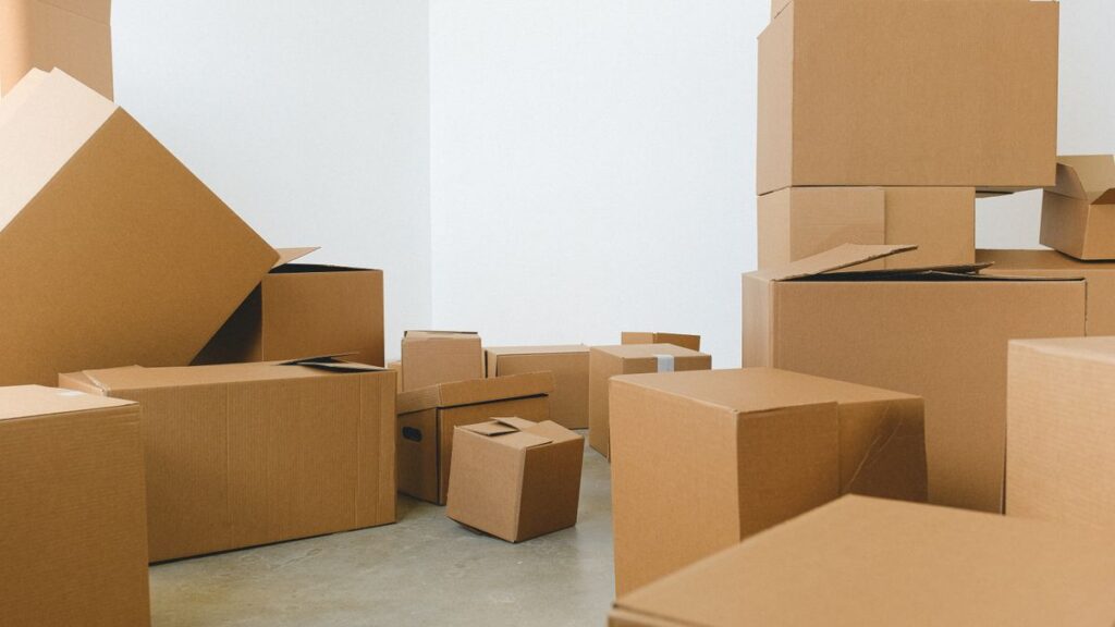 白い部屋に置かれた段ボール箱