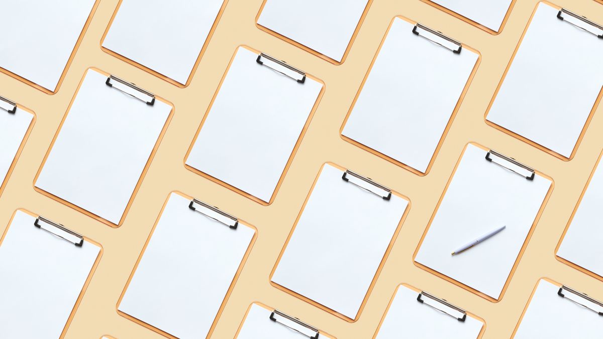 白紙の用紙をはさんだクリップボードが並び、1枚だけペンが置かれている