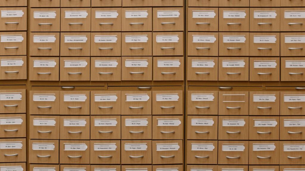ラベルの付いた木製の引き出しが整然と並んだ図書館のカード目録