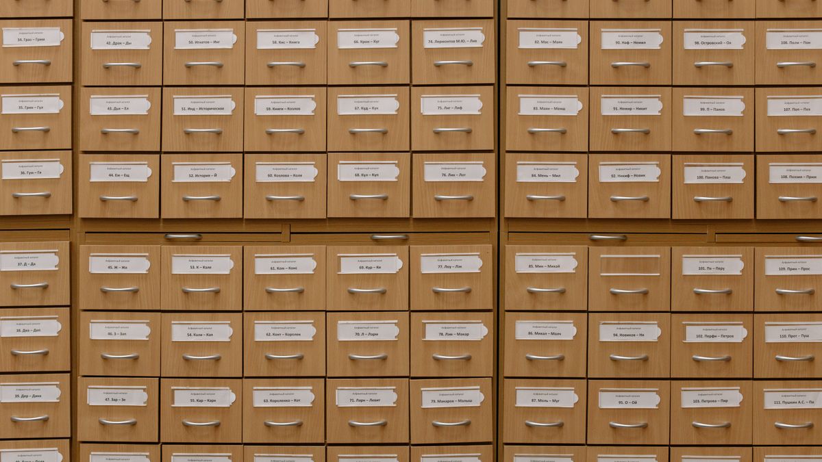 ラベルの付いた木製の引き出しが整然と並んだ図書館のカード目録