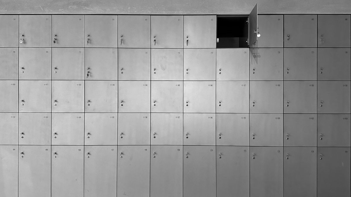 一つだけ扉が開いているロッカーの壁