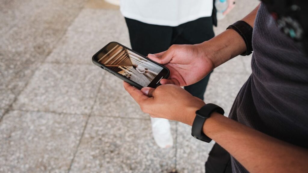 スマートフォンで写真を表示している手元