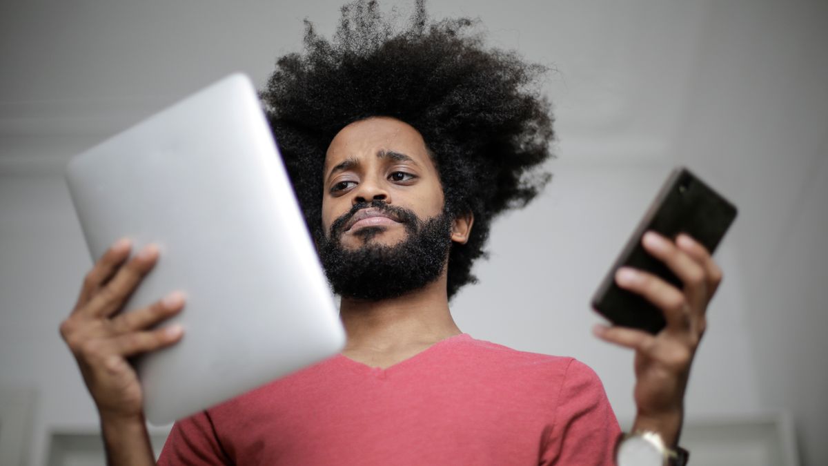 スマートフォンとタブレットを見比べて考える様子
