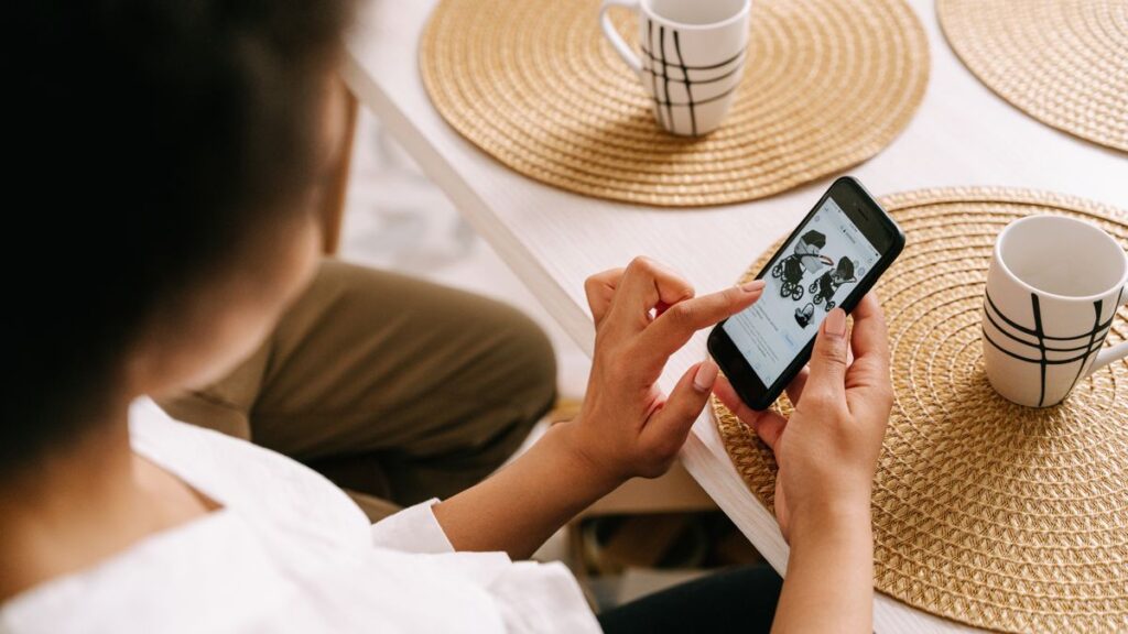自宅でスマートフォンを操作する人