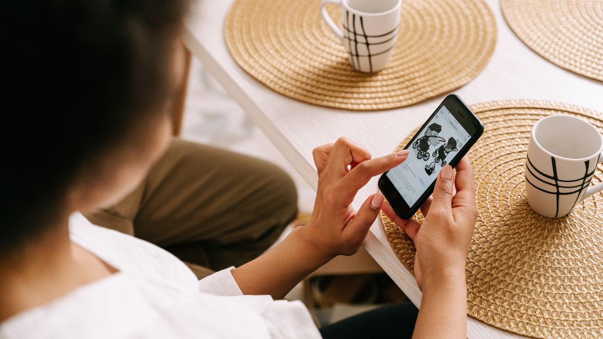 自宅でスマートフォンを操作する人