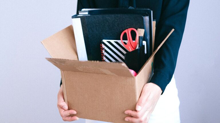 転職して確定拠出年金を放置するとどうなる？6か月で「自動移換」、82万人が運用されないまま手数料を払っています
