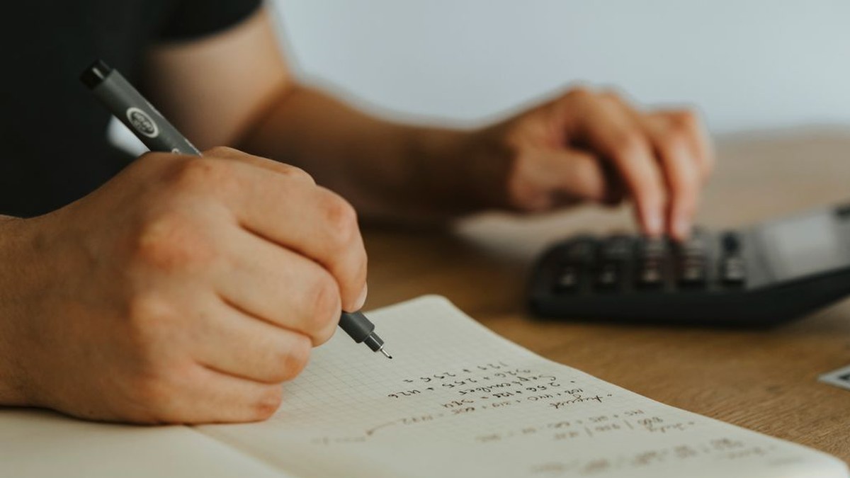 古い家屋と書類の束。相続した実家を売るときの取得費の調べ方