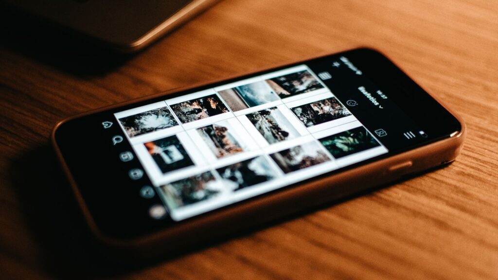 机に置いたスマートフォンに写真の一覧が表示されているイメージ