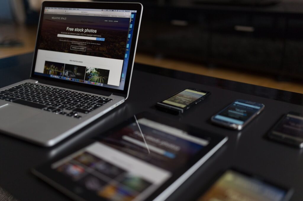 同じWebサイトをパソコン・タブレット・スマートフォンで表示して確認している机
