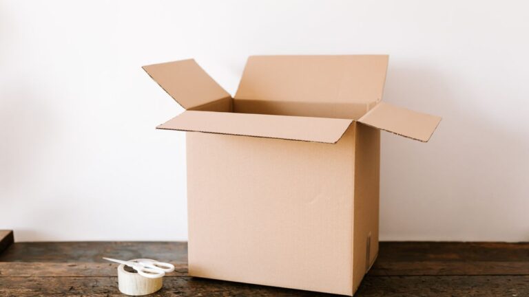 物販の副業で最初に確かめる古物商許可｜要る場合と要らない場合、手数料19,000円と、取った後に増える義務