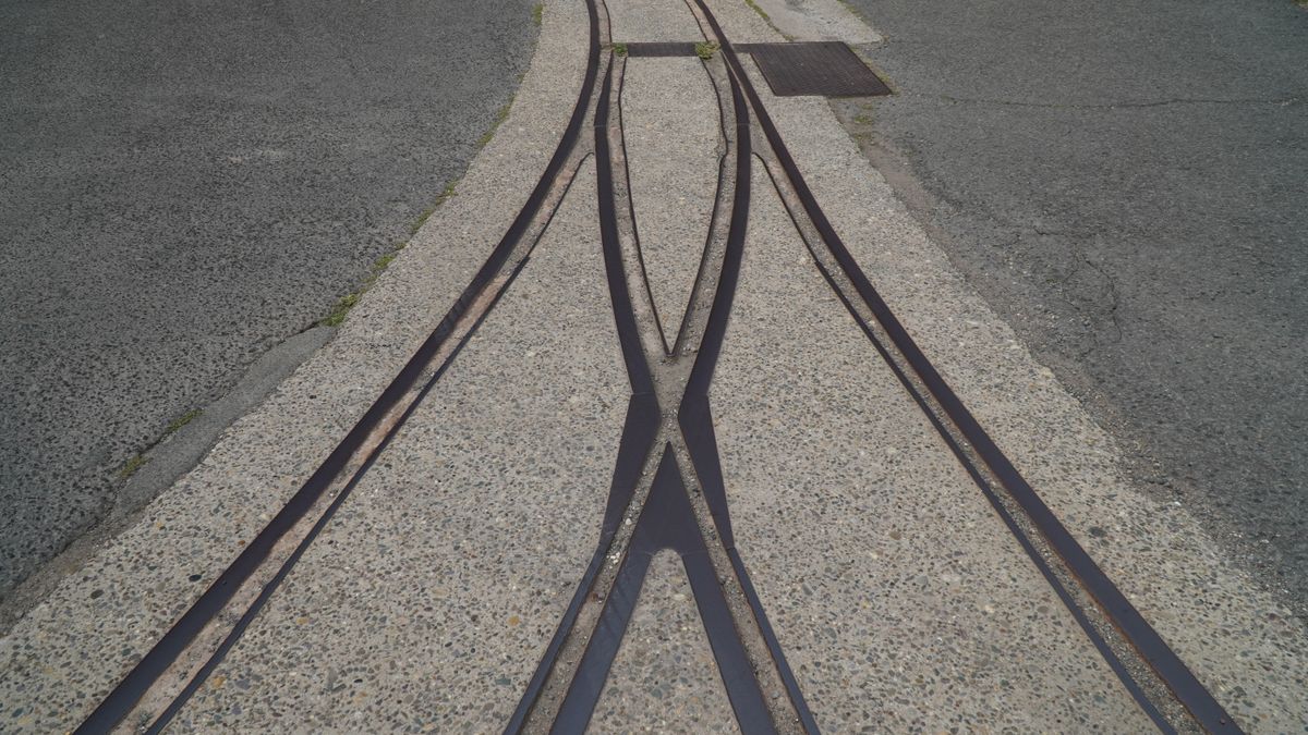 分岐する線路。営業職から別の職種へ進路を変えるイメージ