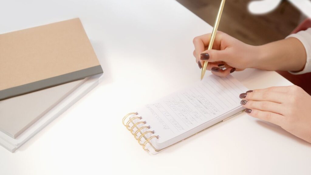 ノートに書き出す手元。転職理由を自分の言葉で言語化しているイメージ