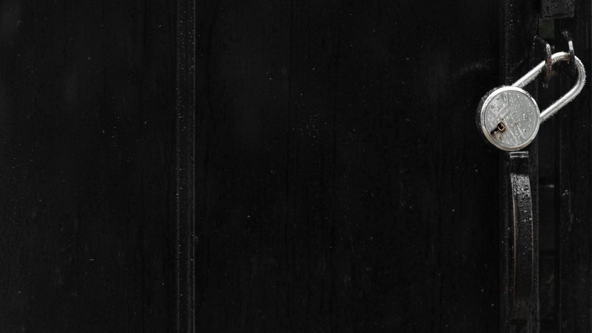 黒い門にかかった南京錠。Notionの外部連携で権限が足りずアクセスできないことを表したアイキャッチ
