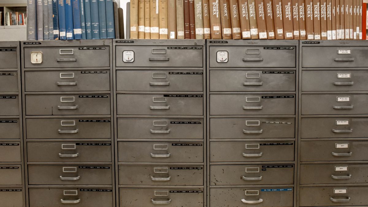 ラベルの貼られた金属製の書類キャビネットが並んでいる様子。Notionの列の型を変えたときの挙動を表した記事のアイキャッチ