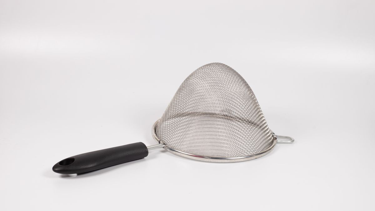 白い背景に置かれた金属製の網のこし器。Notionの絞り込みで空欄が混ざることを表した記事のアイキャッチ