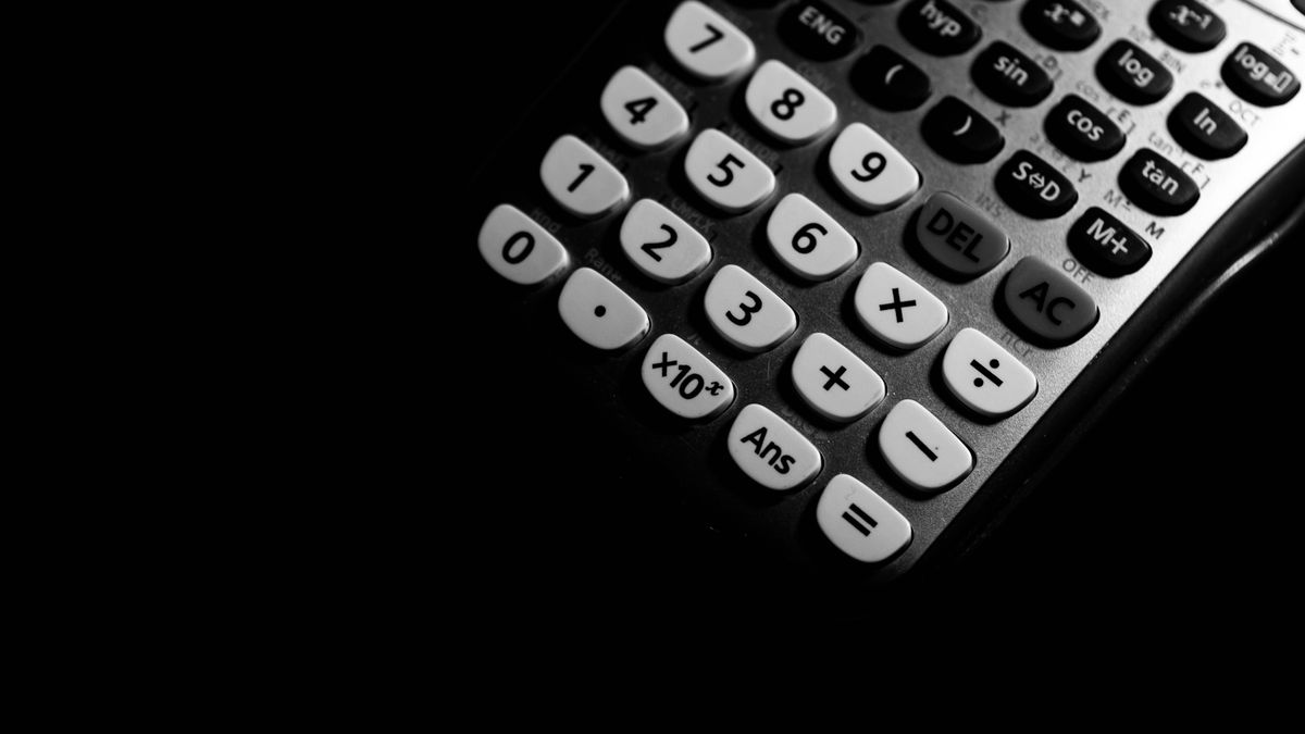 暗い背景に浮かび上がる関数電卓のキー。Notionの数式が空欄を0に変えることを表した記事のアイキャッチ