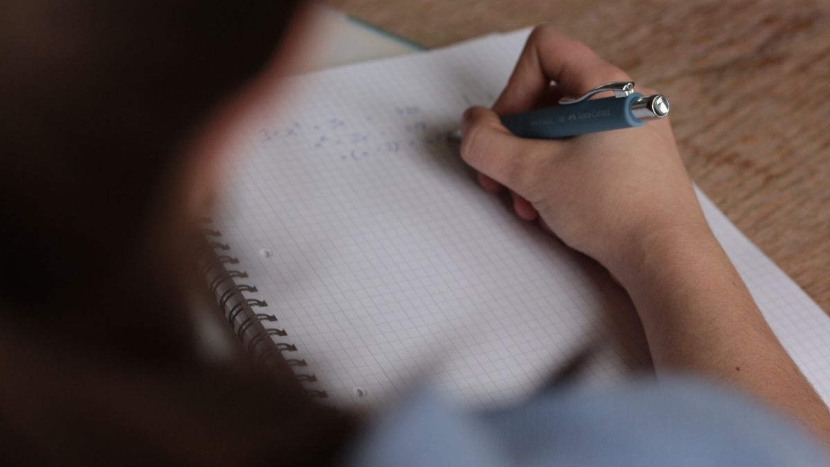 参考書とノートで資格の勉強をしている手元のイメージ