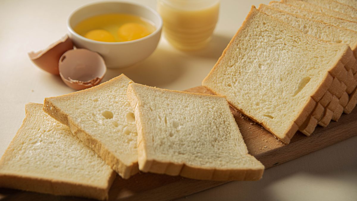 食パンと卵、牛乳が並んだ朝食の食卓。朝食という習慣を整えるイメージ