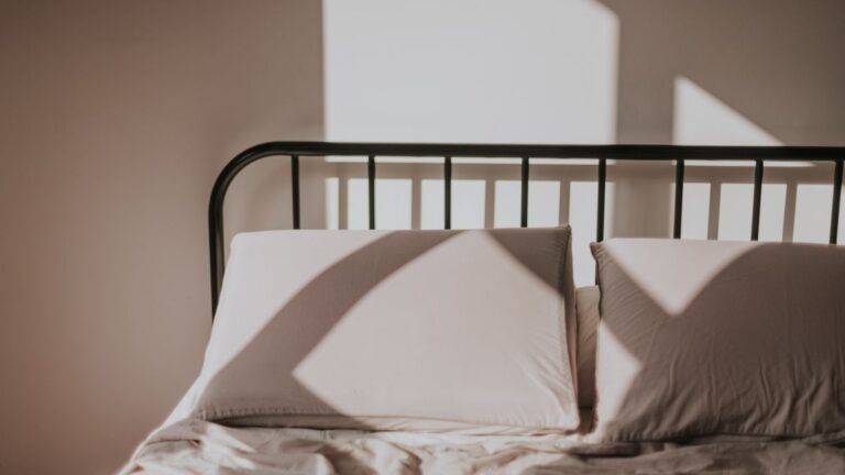寝ても疲れが取れないのはなぜ？｜「睡眠休養感」で見ると、長く寝ることが答えではない理由