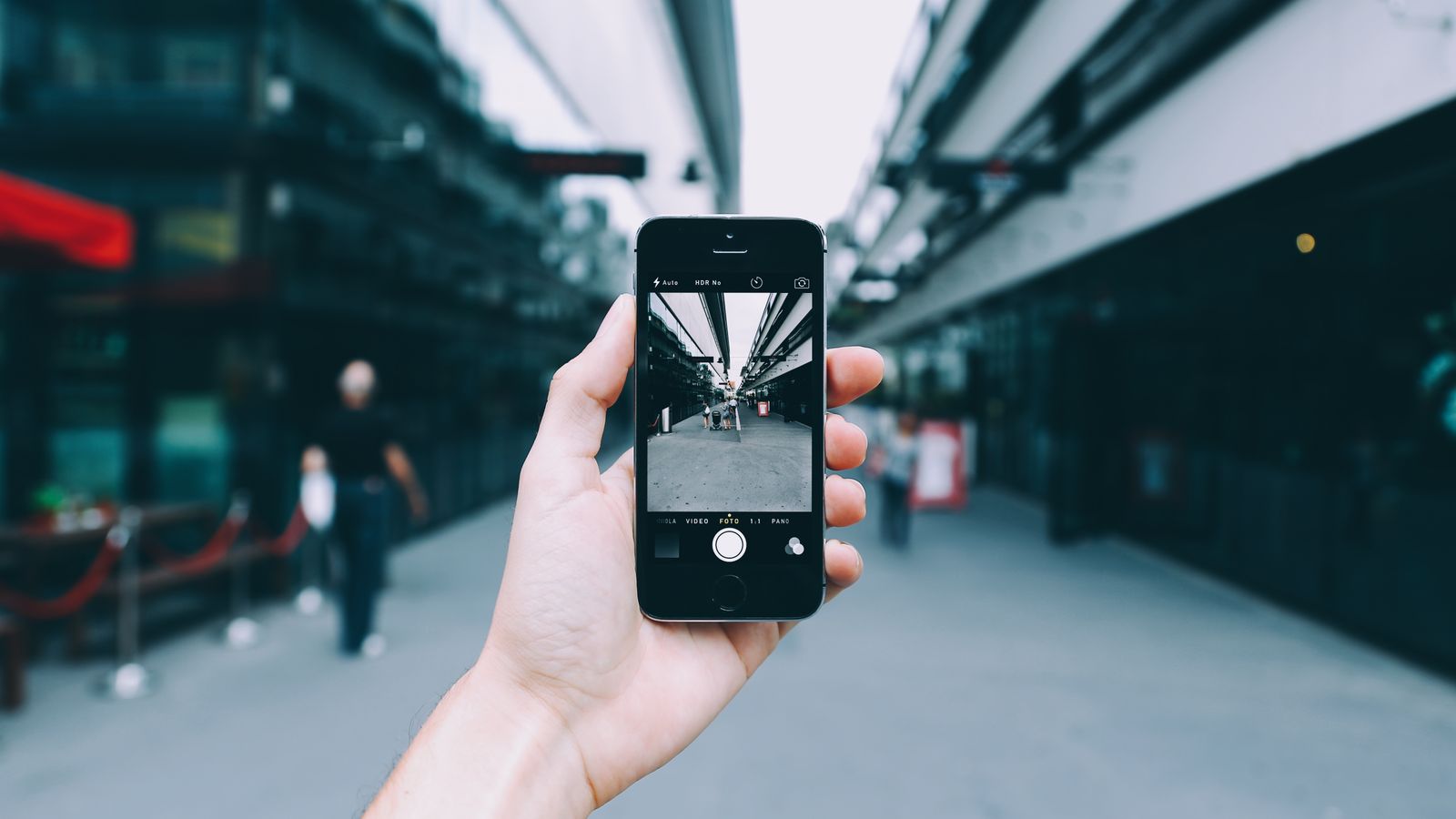 街なかでスマートフォンの画面に映った風景を確かめている手元