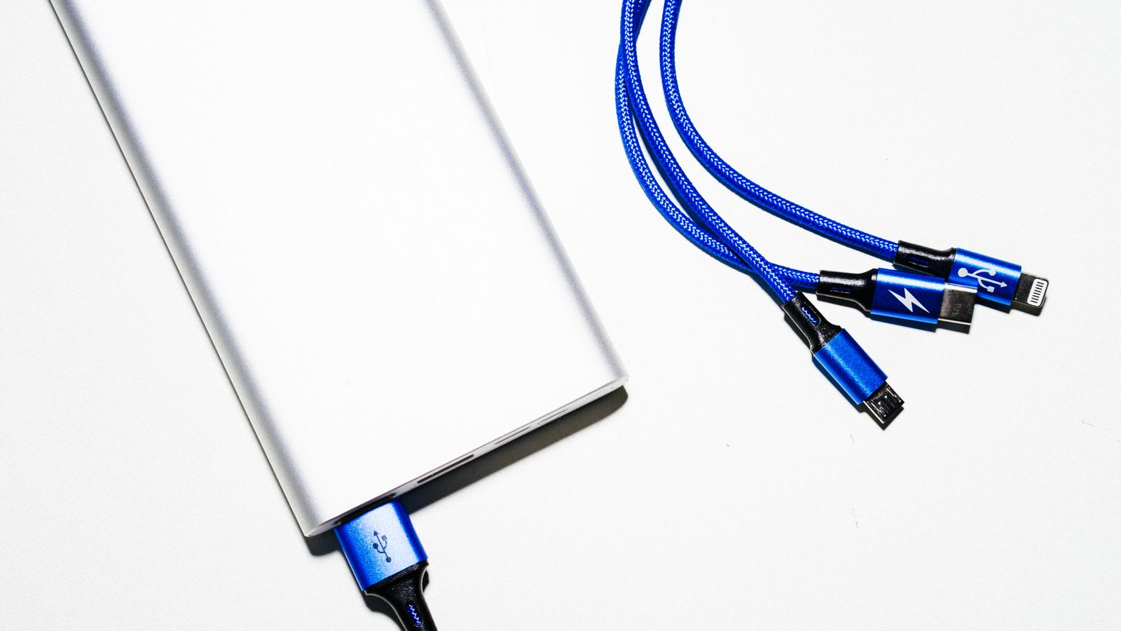 モバイルバッテリーと充電ケーブルが並べられている様子